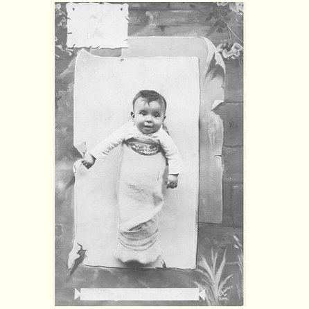 Ansichtkaart met een baby in draagdoek.